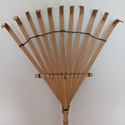 11本の尖叉145cmのタケ熊手のハンドメイドのさびない庭熊手のまぐわ