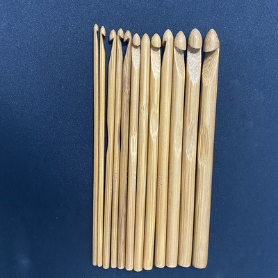 円のタケ ハンドルのかぎ針編みを編むセーターは滑らかな織り方の技術の針を引っ掛ける
