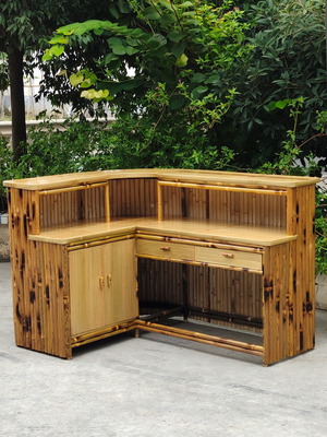 キャビネットおよびドアが付いている党浜のTiki屋内屋外棒