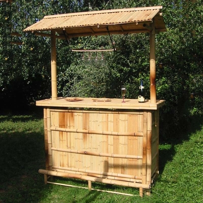 小屋党屋外のTiki熱帯棒腰掛けのカウンターが付いているタケ浜のTiki棒