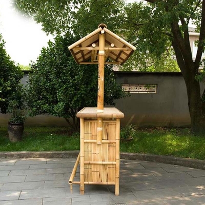 小屋党屋外のTiki熱帯棒腰掛けのカウンターが付いているタケ浜のTiki棒