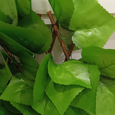 装飾的なプラスチック緑植物のマットのパネルの人工的な葉は屋外のために囲う