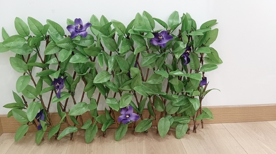 装飾的なプラスチック緑植物のマットのパネルの人工的な葉は屋外のために囲う
