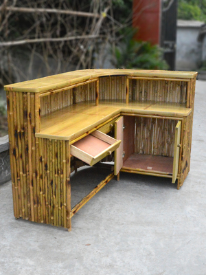 小屋党屋外のTiki熱帯棒腰掛けのカウンターが付いているタケ浜のTiki棒