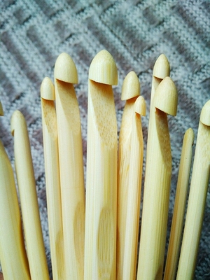 ハンドメイドのギフトのタケ木のかぎ針編みホックは軽く滑らかな表面を置いた