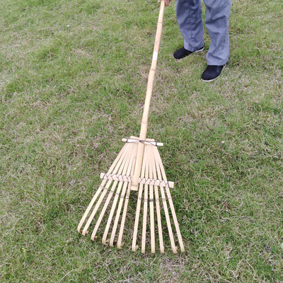 ハンドメイドのタケ熊手1.40m自然な庭熊手をきれいにする乾燥した葉のsweepingおよび庭のための12の尖叉
