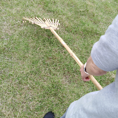 11本の尖叉145cmのタケ熊手のハンドメイドのさびない庭熊手のまぐわ